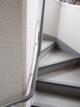 滑りやすい外階段も手すりをしっかり握って安全に 滑りやすい外階段も手すりをしっかり握って安全に